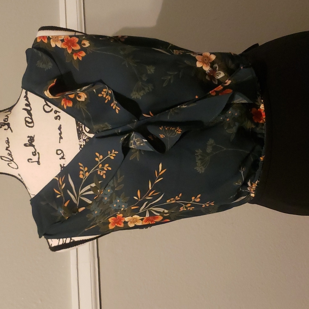 Sleeveless blouse with ruffles